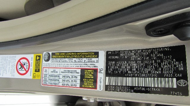 Toyota Camry Vehicle Full-screen Gallery Image 27