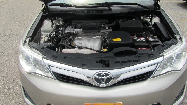 Toyota Camry Vehicle Full-screen Gallery Image 28