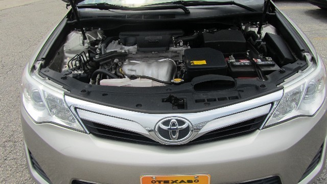 Toyota Camry Vehicle Full-screen Gallery Image 29