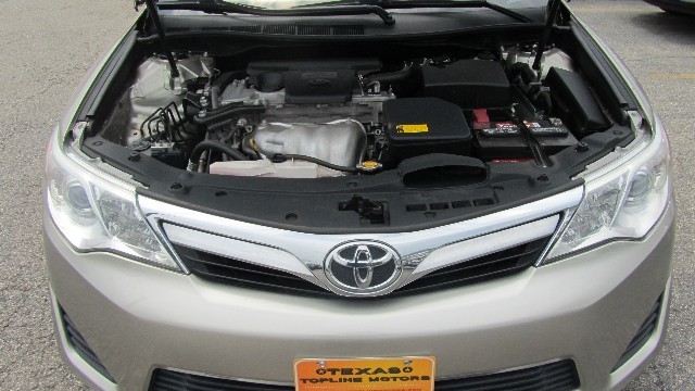 Toyota Camry Vehicle Full-screen Gallery Image 30