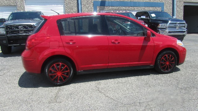 Nissan Versa Vehicle Full-screen Gallery Image 3