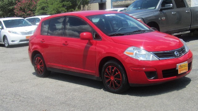 Nissan Versa Vehicle Full-screen Gallery Image 5