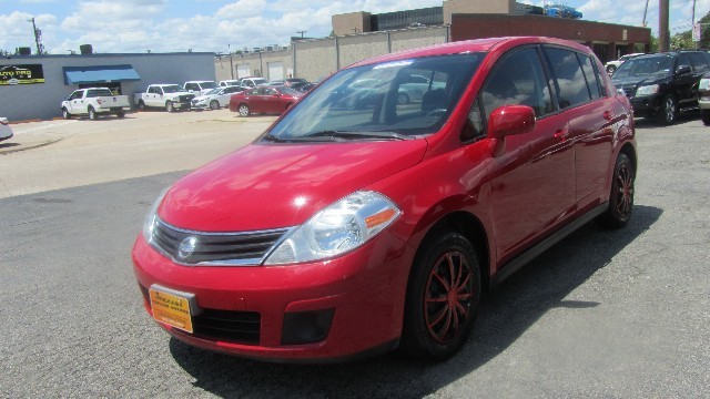 Nissan Versa Vehicle Full-screen Gallery Image 6