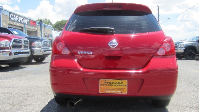 Nissan Versa Vehicle Full-screen Gallery Image 7
