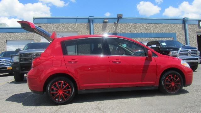 Nissan Versa Vehicle Full-screen Gallery Image 8