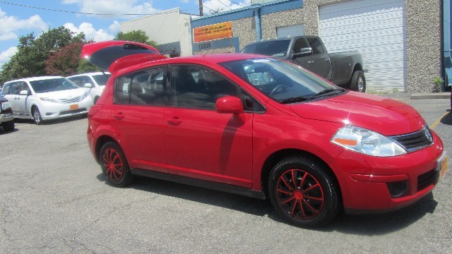 Nissan Versa Vehicle Full-screen Gallery Image 9
