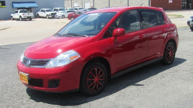Nissan Versa Vehicle Full-screen Gallery Image 10