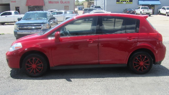 Nissan Versa Vehicle Full-screen Gallery Image 11