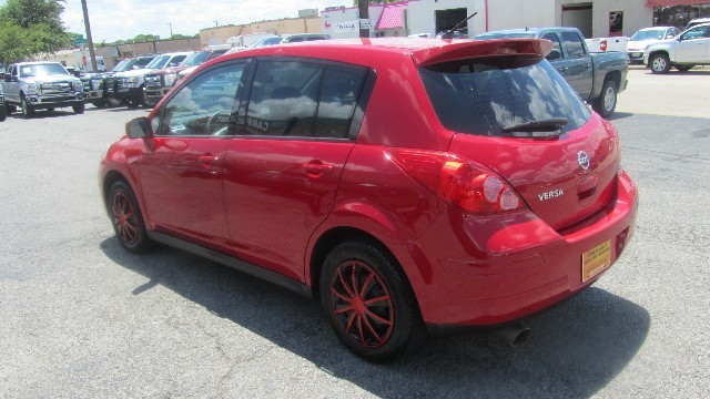 Nissan Versa Vehicle Full-screen Gallery Image 12