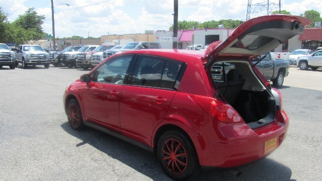 Nissan Versa Vehicle Full-screen Gallery Image 13