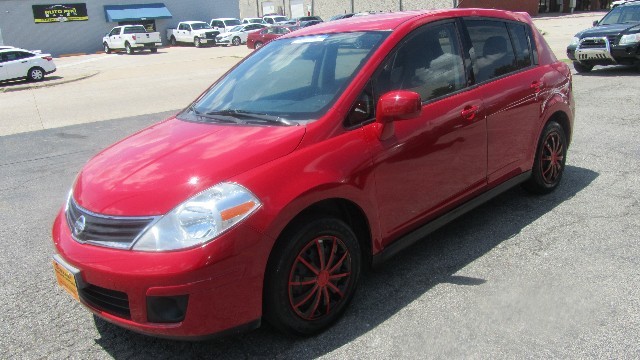 Nissan Versa Vehicle Full-screen Gallery Image 14