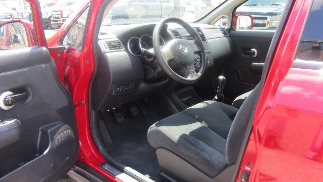 Nissan Versa Vehicle Full-screen Gallery Image 15