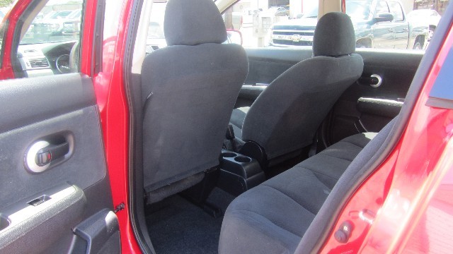 Nissan Versa Vehicle Full-screen Gallery Image 16