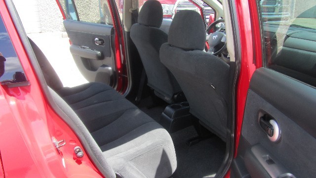 Nissan Versa Vehicle Full-screen Gallery Image 17