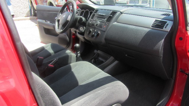 Nissan Versa Vehicle Full-screen Gallery Image 18