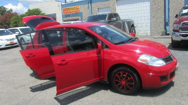 Nissan Versa Vehicle Full-screen Gallery Image 20