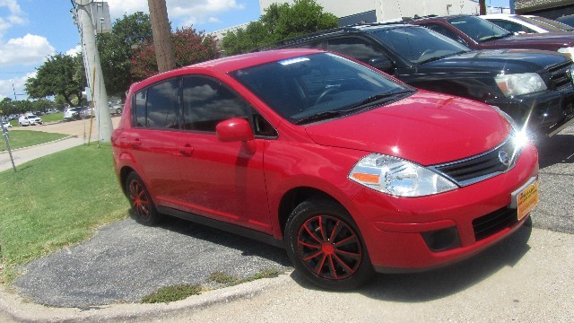 Nissan Versa Vehicle Full-screen Gallery Image 26