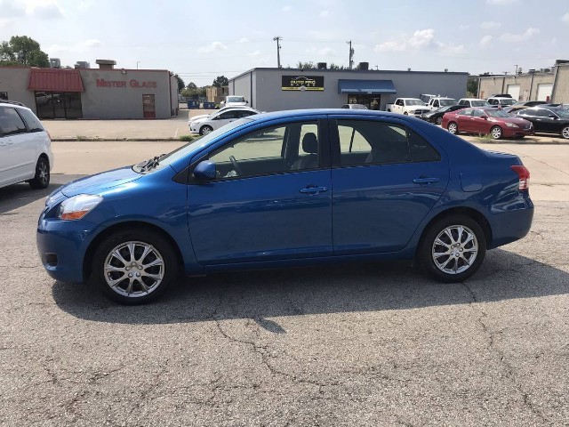 Toyota Yaris Vehicle Full-screen Gallery Image 02