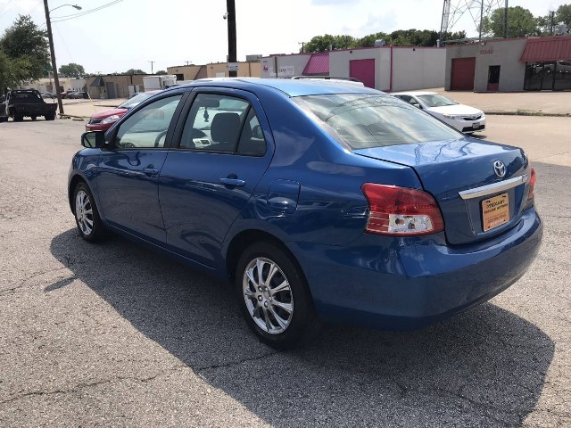 Toyota Yaris Vehicle Full-screen Gallery Image 03