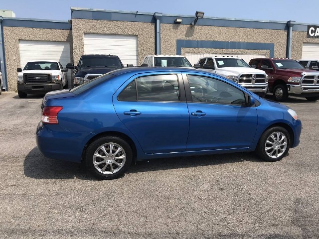 Toyota Yaris Vehicle Full-screen Gallery Image 05