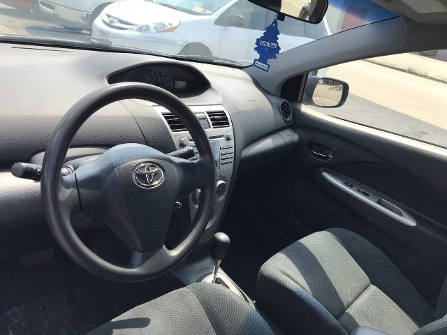 Toyota Yaris Vehicle Full-screen Gallery Image 07