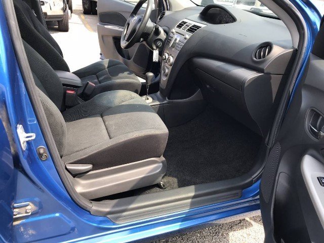 Toyota Yaris Vehicle Full-screen Gallery Image 09