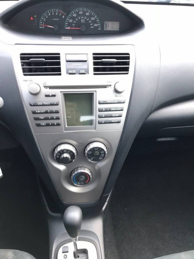 Toyota Yaris Vehicle Full-screen Gallery Image 11