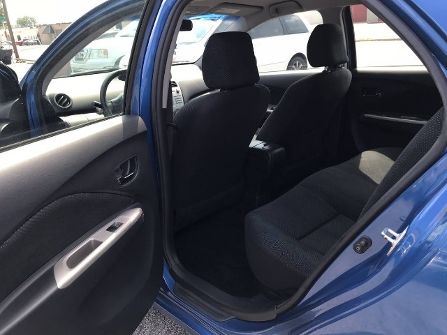 Toyota Yaris Vehicle Full-screen Gallery Image 12