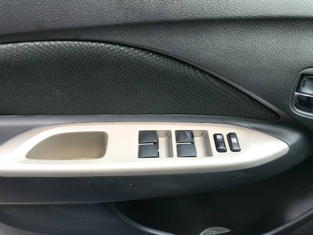 Toyota Yaris Vehicle Full-screen Gallery Image 14