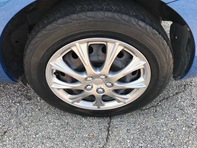 Toyota Yaris Vehicle Full-screen Gallery Image 17