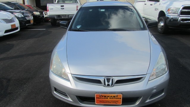 Honda Accord Sedan Vehicle Full-screen Gallery Image 3