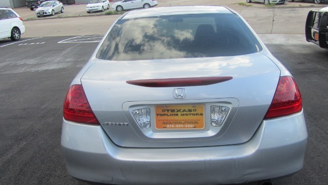 Honda Accord Sedan Vehicle Full-screen Gallery Image 5