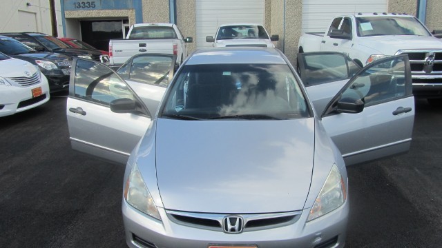 Honda Accord Sedan Vehicle Full-screen Gallery Image 8