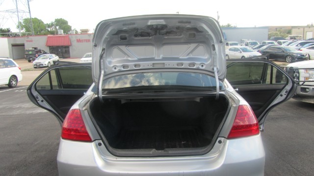 Honda Accord Sedan Vehicle Full-screen Gallery Image 15