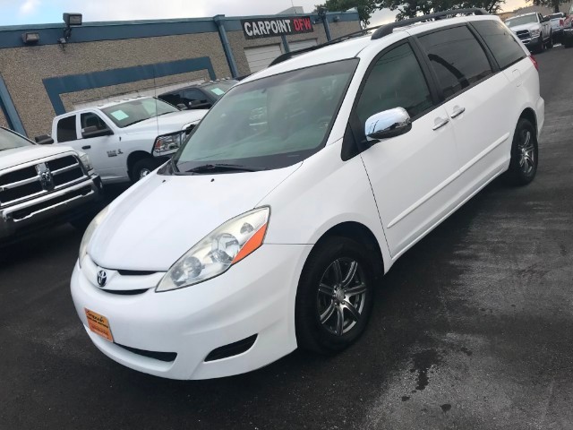 Toyota Sienna Vehicle Full-screen Gallery Image 02