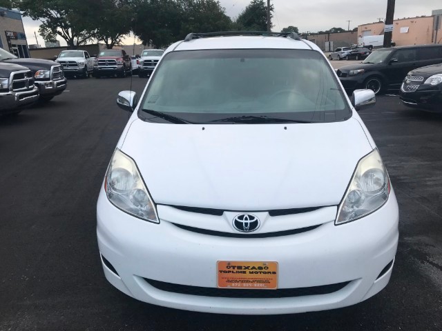 Toyota Sienna Vehicle Full-screen Gallery Image 03