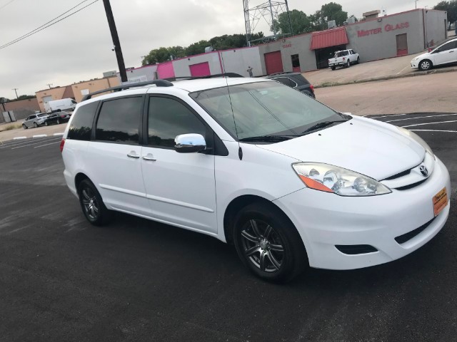 Toyota Sienna Vehicle Full-screen Gallery Image 04