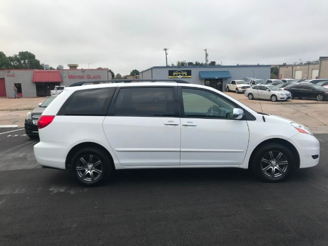 Toyota Sienna Vehicle Full-screen Gallery Image 05