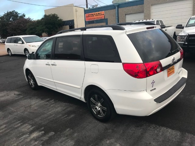 Toyota Sienna Vehicle Full-screen Gallery Image 08