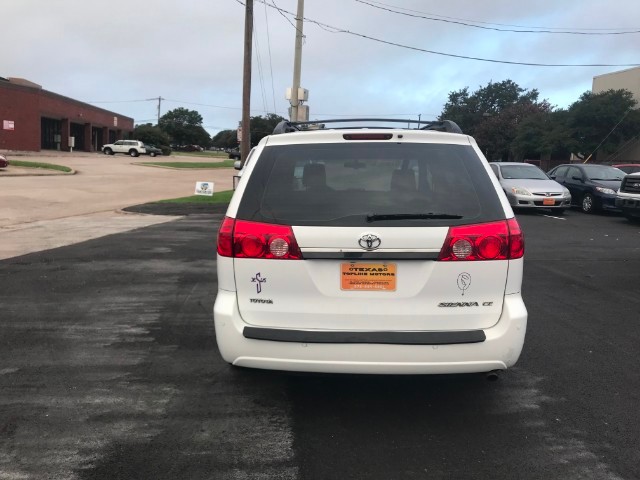 Toyota Sienna Vehicle Full-screen Gallery Image 09