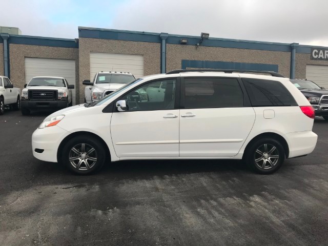 Toyota Sienna Vehicle Full-screen Gallery Image 10