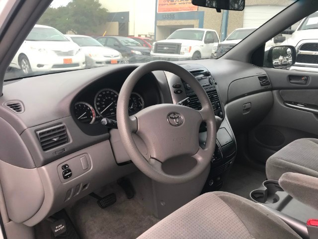 Toyota Sienna Vehicle Full-screen Gallery Image 11