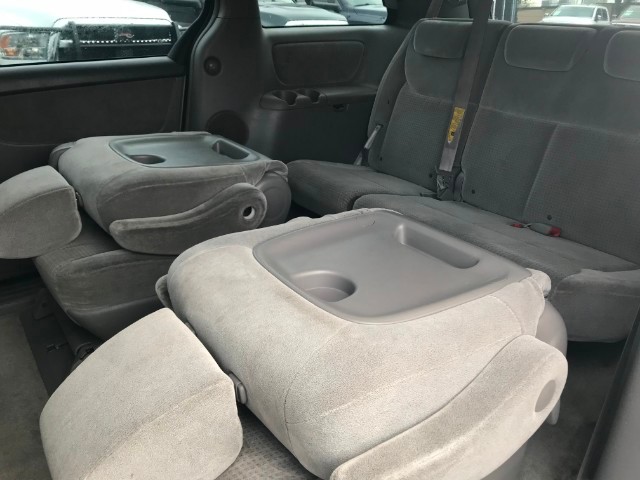 Toyota Sienna Vehicle Full-screen Gallery Image 12