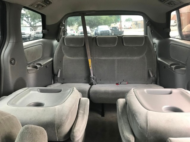 Toyota Sienna Vehicle Full-screen Gallery Image 13