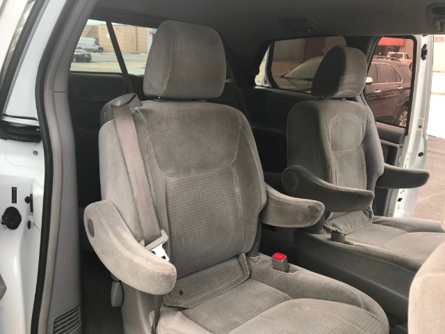 Toyota Sienna Vehicle Full-screen Gallery Image 15