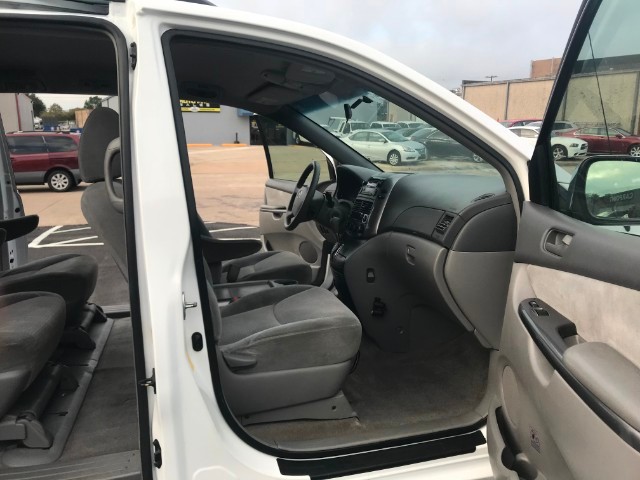 Toyota Sienna Vehicle Full-screen Gallery Image 16