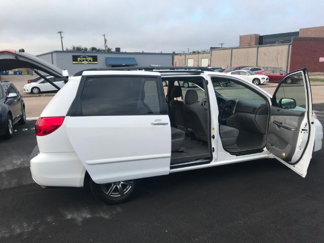 Toyota Sienna Vehicle Full-screen Gallery Image 17