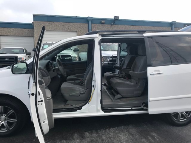 Toyota Sienna Vehicle Full-screen Gallery Image 18