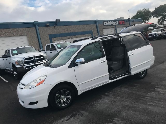 Toyota Sienna Vehicle Full-screen Gallery Image 19