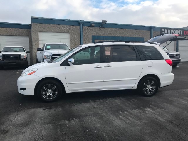 Toyota Sienna Vehicle Full-screen Gallery Image 20